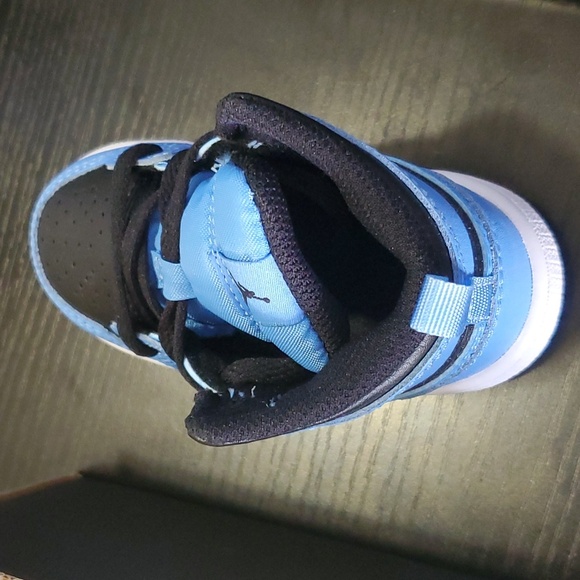 Nike Jordan 1 Mid - Picture 6 of 9